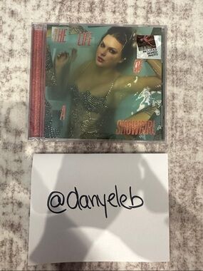 Taylor Swift The Life Of A Showgirl CD with signed photo, Photo 2